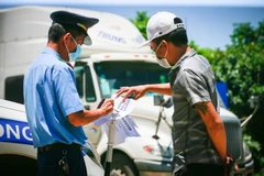 Hình ảnh 24h ở chốt kiểm soát dịch trên đường Hòa Lạc-Hòa Bình 