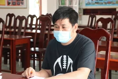 Bị can Nguyễn Hồng Đại chống người thi hành công vụ ở Chốt chống dịch COVID-19 ra đầu thú. (Ảnh: TTXVN phát)