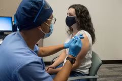 Tiêm vaccine ngừa COVID-19 tại Detroit, Michigan, Mỹ. (Ảnh: AFP/TTXVN)