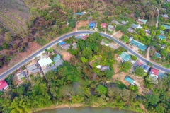 Khúc cua tay áo tại vị trí tiềm ẩn tai nạn giao thông thuộc Km220 trên Quốc lộ 6, huyện Yên Châu, tỉnh Sơn La. (Ảnh: Hữu Quyết/TTXVN)