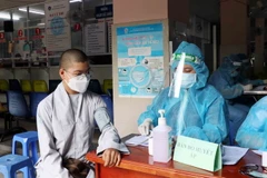 Sư cô Thích nữ Nguyên Thành, thế danh Trần Thị Thuyết được tiêm vaccine phòng COVID-19 trước khi tham gia hỗ trợ lực lượng tuyến đầu chống dịch. (Ảnh: Xuân Khu/TTXVN)