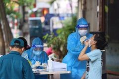 Người dân lấy mẫu xét nghiệm (Ảnh: Hoàng Hiếu/TTXVN)