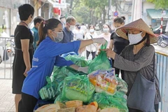 Hình ảnh những túi quà tình nghĩa trong thời kỳ giãn cách 