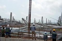 Hiện trường nhà xưởng bị đổ sập. (Ảnh: TTXVN phát)