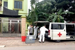 Lực lượng y tế chuẩn bị phun khử khuẩn ngăn chặn sự lây lan của dịch bệnh. (Ảnh Mạnh Khánh/TTXVN)