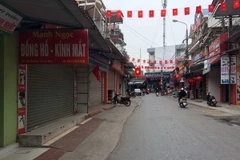 Đường phố trên địa bàn phường Sao Đỏ, thành phố Chí Linh vắng lặng trong sáng 29/1. (Ảnh: TTXVN phát)