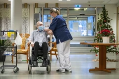 Tiêm chủng vắcxin ngừa COVID-19 tại một viện dưỡng lão ở Nykoping, Thụy Điển, ngày 27/12/2020. (Ảnh: AFP/TTXVN)