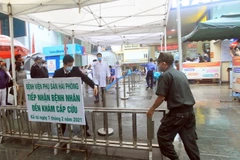 Hàng rào cách ly phong tỏa, tạm dừng tiếp đón bệnh nhân được gỡ bỏ. (Ảnh: An Đăng/TTXVN)