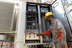 Công nhân Điện lực vận hành trạm biến áp. (Ảnh: Ngọc Hà/TTXVN)