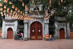 Trong ảnh Đền Mẫu ở thành phố Hưng Yên đóng cửa trong sáng 1/5. (Ảnh: Đinh Tuấn/TTXVN)