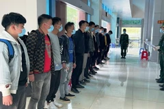 Các công dân Trung Quốc nhập cảnh trái phép bị tạm giữ tại Đồn biên phòng cửa khẩu Trà Lĩnh, huyện Trùng Khánh, tỉnh Cao Bằng. (Ảnh: TTXVN phát) 