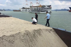 Một vụ vận chuyển cát vi phạm ở tỉnh Quảng Ninh. (Nguồn: haiquanonline)