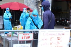 Giao, nhận hàng cho người dân phường Chương Dương trong hai khung giờ 8-10h và 14-16h hàng ngày. (Ảnh: Hoàng Hiếu/TTXVN)