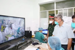 Thượng tướng Võ Minh Lương kiểm tra công tác điều trị, phục hồi bệnh nhân F0 tại Trung tâm hồi sức COVID-19. (Ảnh: Hồng Pha/TTXVN phát)