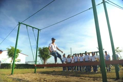 Trung úy Nguyễn Cảnh Ngọc thực hiện môn "Đi cầu sóng" trên thao trường của Lữ đoàn 167. (Ảnh: Minh Đức/Vietnam+)