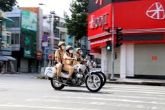 Lực lượng cảnh sát giao thông tăng cường tuần tra trên các tuyến đường trung tâm thành phố, quận 3. (Ảnh: Thanh Vũ/TTXVN)