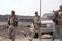 Lực lượng trung thành với chính phủ Yemen giao tranh với các tay súng Houthi , tại Marib, đông bắc Yemen. (Ảnh: AFP/TTXVN)