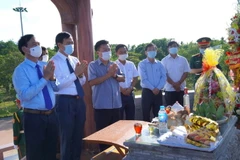 Lãnh đạo tỉnh Quảng Trị tưởng niệm các Anh hùng liệt sỹ ở Thành cổ Quảng Trị. (Ảnh: Nguyên Lý/TTXVN)