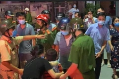 Bé trai được công an tìm thấy bàn giao cho gia đình. (Nguồn: nguoilaodong)