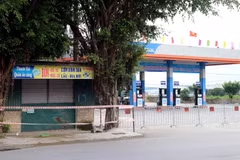 Phong tỏa, cách ly y tế địa điểm có bệnh nhân mắc COVID-19. (Ảnh: Mạnh Tú/TTXVN)