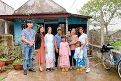 Cả gia đình và đại diện lá lành Vinamilk cùng nhau chụp những bức ảnh kỷ niệm để ghi dấu ngày đặc biệt này. (Nguồn: Vinamilk)