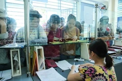 Thí sinh nộp hồ sơ xét tuyển đại học. (Ảnh: Minh Sơn/Vietnam+)