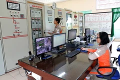 Công nhân điện lực vận hành trạm biến áp 110kV. (Ảnh: Ngọc Hà/TTXVN)