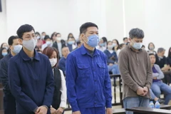 Bị cáo Nguyễn Nhật Cảm và các đồng phạm nghe Tòa tuyên án tại phiên tòa xét xử sơ thẩm vụ án Vi phạm quy định về đấu thầu gây hậu quả nghiêm trọng xảy ra tại CDC Hà Nội ngày 12/12/2020. (Ảnh: Doãn Tấn/TTXVN)