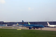 Máy bay của Vietnam Airline đỗ tại sân bay Nội Bài. (Ảnh: Huy Hùng/TTXVN)
