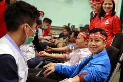 Đông đảo cán bộ, đoàn viên thanh niên tham gia hiến máu. (Ảnh: Huỳnh Ngọc Sơn/TTXVN)
