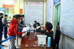 Người dân đến làm thủ tục xuất nhập cảnh. (Ảnh minh họa: Tá Chuyên/TTXVN)