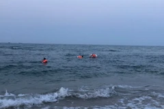 Lực lượng chức năng tham gia tìm kiếm nam sinh mất tích tại biển Cửa Việt vào chiều tối 3/4. (Nguồn: Người lao động)