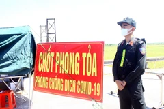 [Photo] Nghệ An: “Vượt nắng” nơi tuyến đầu chống dịch COVID-19 