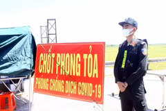 [Photo] Nghệ An: “Vượt nắng” nơi tuyến đầu chống dịch COVID-19 