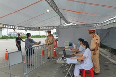 Hà Nội thực hiện quét mã QR bằng camera tại một chốt kiểm soát phòng chống dịch COVID-19 trên địa bàn thành phố. (Nguồn: plo.vn)