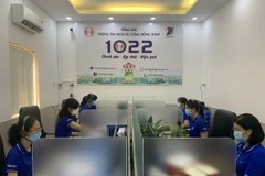 Sáu tổng đài viên làm việc xuyên suốt, luôn cố gắng xử lý, hỗ trợ kịp thời các trường hợp gặp khó khăn. (Ảnh: Chương Đài/TTXVN)