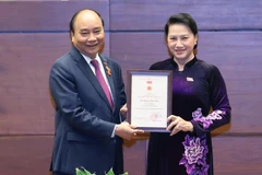 Chủ tịch Quốc hội Nguyễn Thị Kim Ngân trao tặng Kỷ niệm chương "Hoạt động Quốc hội Việt Nam" cho Ủy viên Bộ Chính trị, Thủ tướng Chính phủ Nguyễn Xuân Phúc, đại biểu Quốc hội khóa XI, XIII, XIV đã có thành tích đóng góp cho hoạt động Quốc hội Việt Nam. (Ả