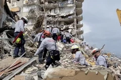 Lực lượng cứu hộ tìm kiếm nạn nhân dưới đống đổ nát của tòa nhà bị sập ở hạt Miami-Dade, thành phố Surfside, bang Florida, Mỹ ngày 25/6 vừa qua. (Ảnh: THX/TTXVN)