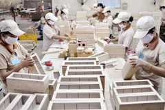Một dây chuyền sản xuất đồ gỗ xuất khẩu. (Ảnh: An Hiếu/TTXVN)