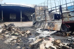 Ba ôtô trong gara bị thiêu rụi. (Nguồn: nhandan.com.vn)