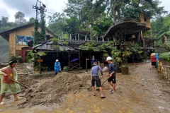 Người dân làm du lịch cộng đồng tại bản Cát Cát, huyện Sa Pa, tỉnh Lào Cai khắc phục hậu quả do mưa lũ gây ra. (Ảnh: Quốc Khánh/TTXVN)