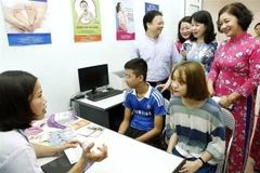 Tư vấn chăm sóc sức khỏe sinh sản vị thành niên. (Ảnh: Dương Ngọc/TTXVN)