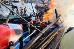 Các lực lượng chức năng nỗ lực khống chế vụ cháy 3 tàu cá tại âu thuyền Thọ Quang, thành phố Đà Nẵng. (Ảnh: Trần Lê Lâm/TTXVN)