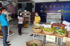 Gian hàng “Siêu thị mini 0 đồng” của Liên đoàn Lao động quận Bình Thạnh phục vụ cho cho công nhân lao động có hoàn cảnh khó khăn. (Ảnh: Thanh Vũ/TTXVN) 