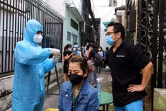 Sở Y tế Thành pố Hồ Chí Minh tổ chức hướng dẫn cho người dân tự lấy mẫu xét nghiệm COVID-19 bằng test nhanh kháng nguyên virus SARS-CoV-2. (Ảnh: Thanh Vũ/TTXVN)