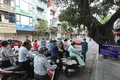 Tình trạng ùn tắc ở các chốt kiểm tra giấy đi đường đòi hỏi cần phải có những biện pháp hữu hiệu khi triển khai để đảm bảo quy định về phòng, chống dịch COVID-19. (Ảnh: Minh Quyết/TTXVN)