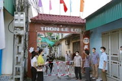 Lực lượng chức năng phong tỏa thôn Lê Lợi, xã Phù Vân, thành phố Phủ Lý. (Ảnh: Nguyễn Chinh/TTXVN)