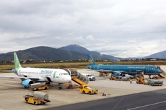 Máy bay của Bamboo Airways và Vietnam Airlines. (Ảnh: Huy Hùng/TTXVN)