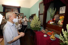 Tổng Bí thư Nguyễn Phú Trọng dâng hương tưởng niệm Chủ tịch Hồ Chí Minh. (Ảnh: Trí Dũng/TTXVN)