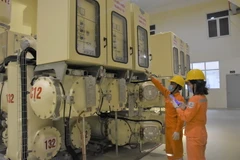 Công nhân EVN HA NOI kiểm tra tình trạng vận hành của thiết bị. (Ảnh: TTXVN phát)